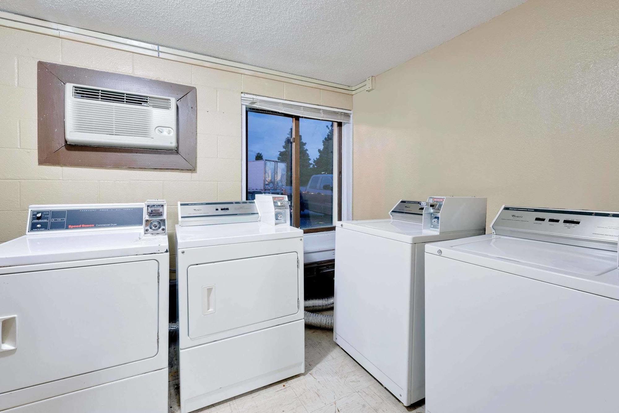 Travelodge By Wyndham Grand Forks Extérieur photo